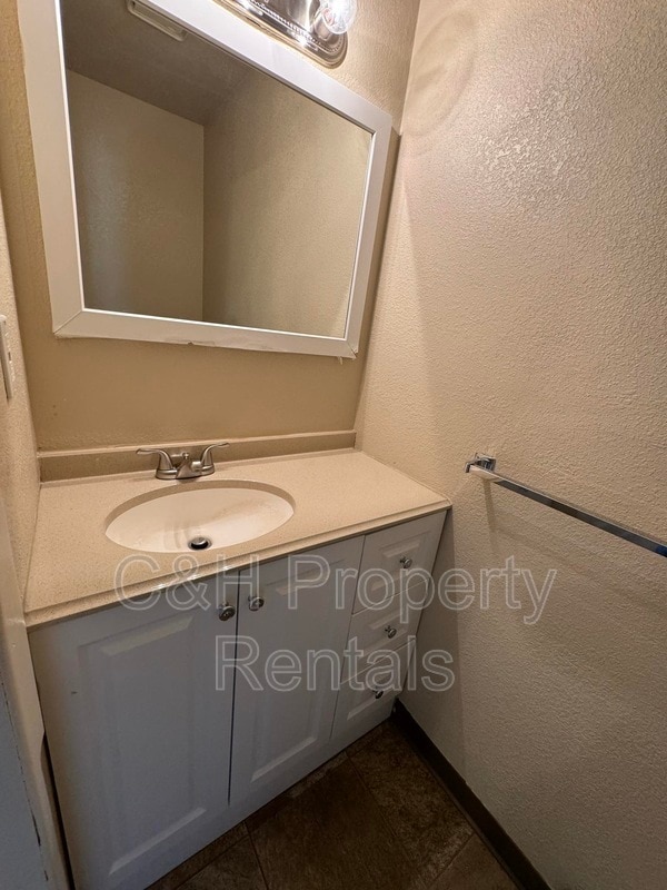 Building Photo - 405 Roxy Ln