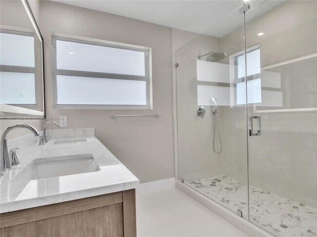 Building Photo - 12427 SW 121st Ave