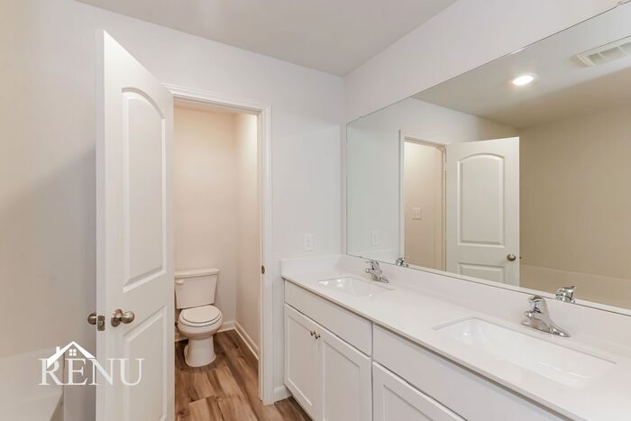 Building Photo - 2013 Hialeah Dr