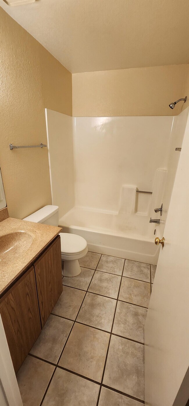 Building Photo - 2843 E 17th St