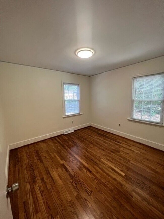 Building Photo - 3 Bedroom 1.5 Bath Home Family Room, Living Room and Dining Room! - Eastside of Greenville