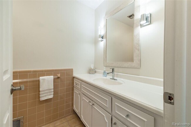 Building Photo - 24356 E River Rd