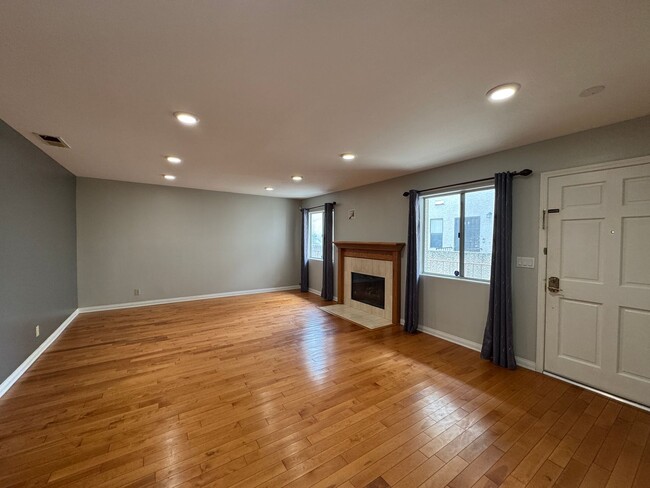 Building Photo - Beautiful 3bd 2.5 bath townhome