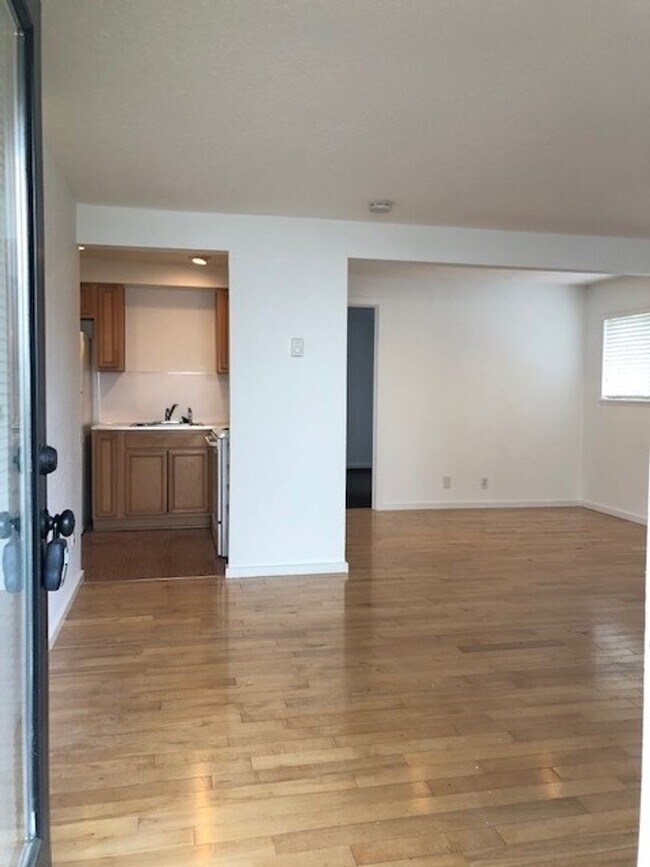 Building Photo - Piedmont Neighborhood light-filled townhom...
