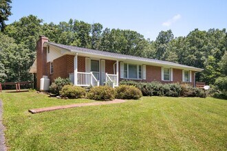 Building Photo - Charming 3 Bedroom Home with Tranquil Sett...