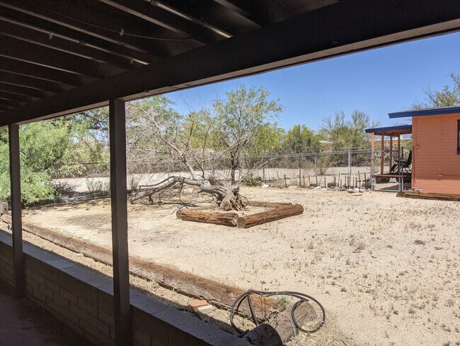 Building Photo - East Side Rental