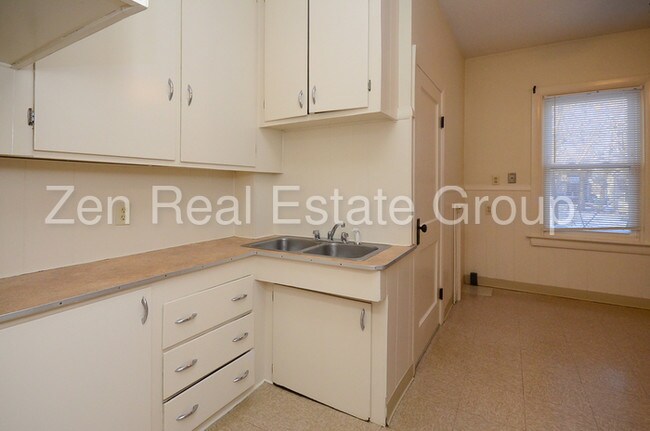 Building Photo - 232 Willow St