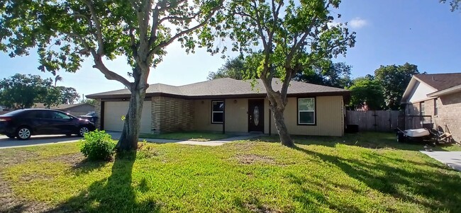 Building Photo - 2201 Timberline Dr