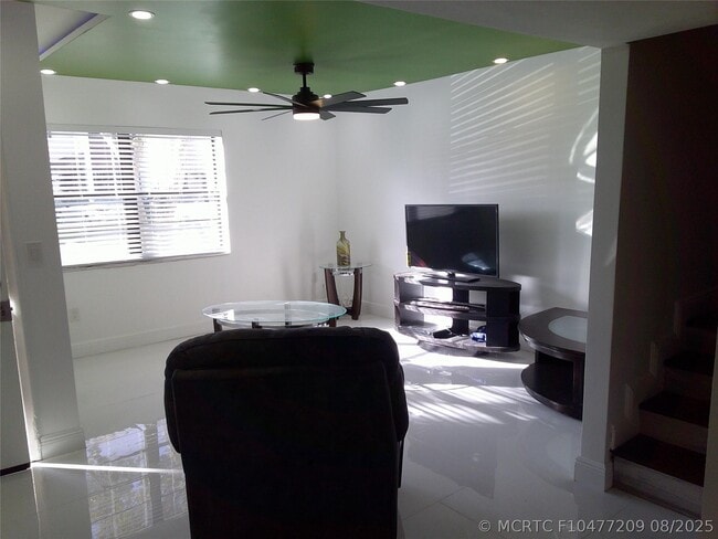 Building Photo - 3810 SW 52nd Ave