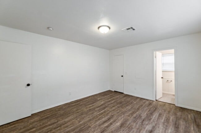 Building Photo - 3 bedroom 2.5 bath - NW Highway and Rockwell