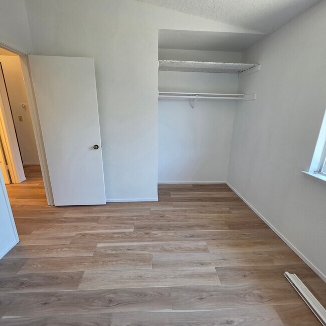 Building Photo - 3bd/2ba Single Story, Fresh Updates, Huge Backyard