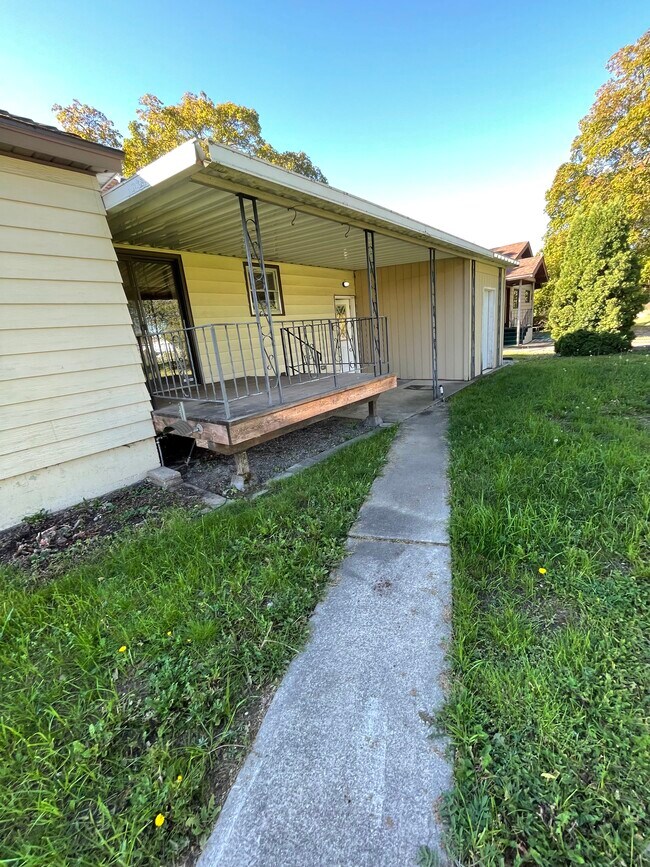 Building Photo - 8921 E Broadway Ave