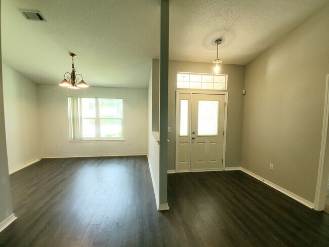 Building Photo - Well cared for 3 Bedroom, 2 Bath Home in C...