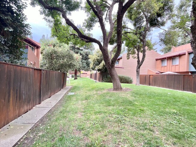 Building Photo - Adorable 3 bed / 1.5 bath Condo