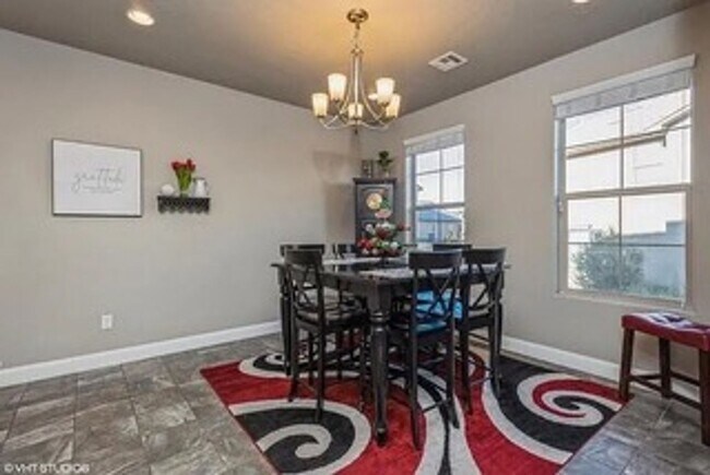 Building Photo - Bright & Spacious Desert Townhome