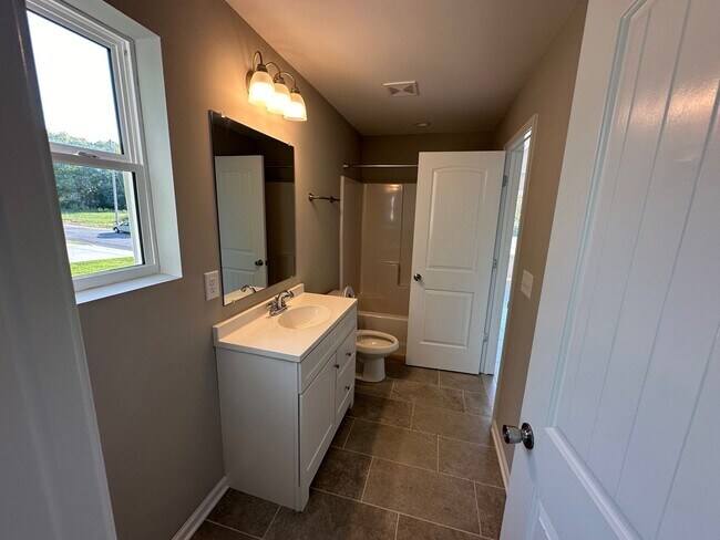 Building Photo - Modern 3 Bedroom, 2.5 Bath Townhouse in Columbia! Apply-your application fee will be credited to ...