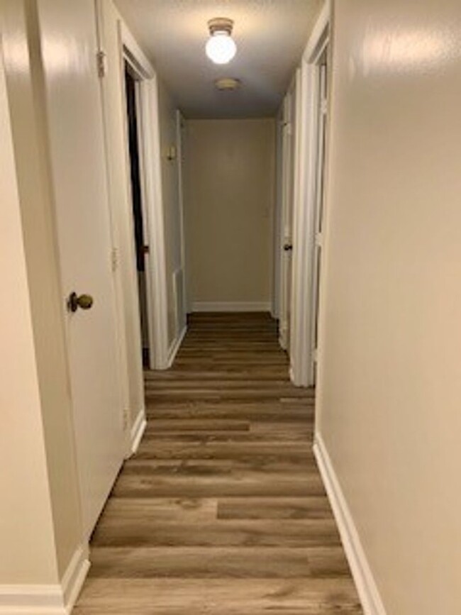Building Photo - Adorable 2 bedroom 1 bath condominium
