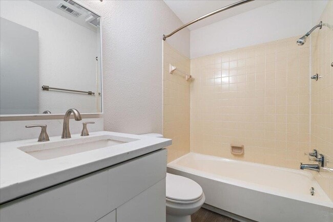 Building Photo - 2302 Berkett Dr