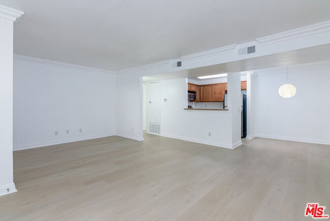 Building Photo - 355 N Maple St