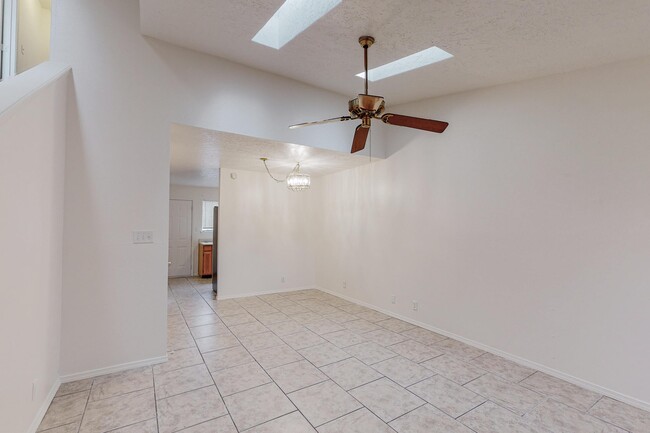 Building Photo - 208 Shawnee Ct SE
