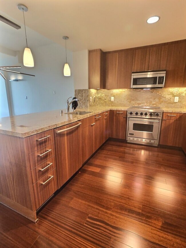 Building Photo - 20th Floor Spacious 3 Bedroom Condo with Den