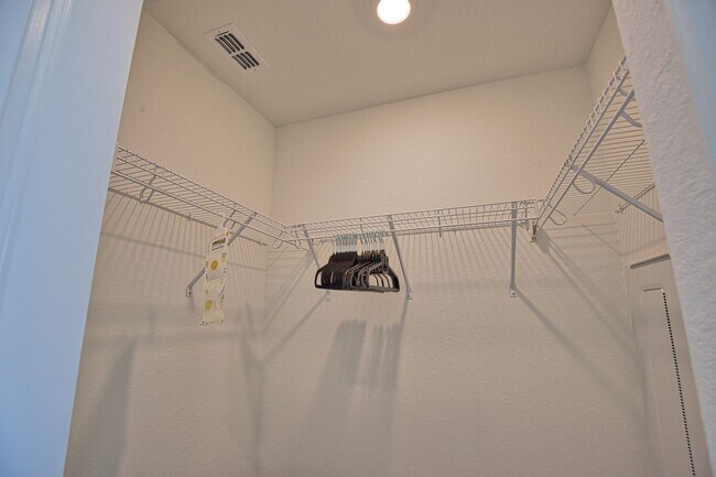 Building Photo - Seasonal Short-Term 3 Bedroom 2 Bathroom First Floor Condo located in Wellen Golf & Country Club!