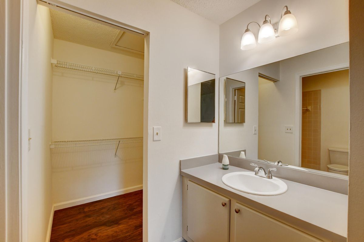 Building Photo - 499 Hardwood Pl