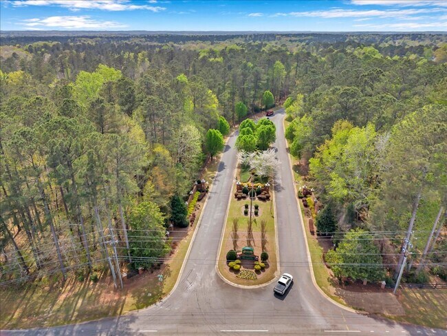 Building Photo - Country Club Living