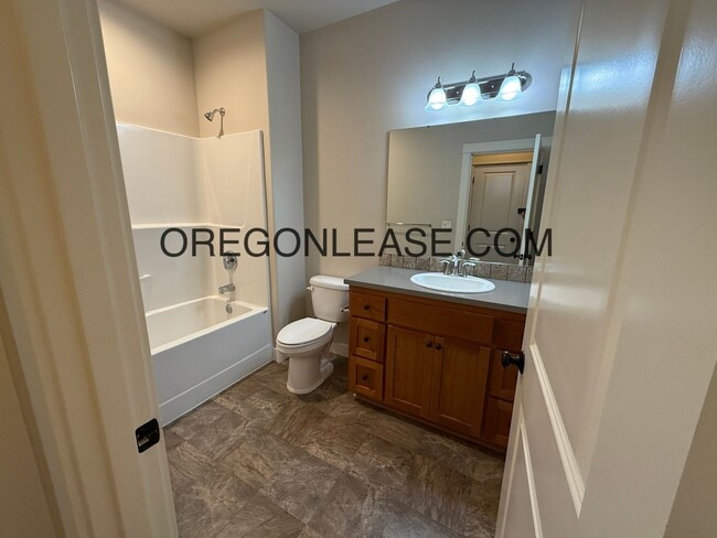 Building Photo - 2017 3/2 in West Eugene