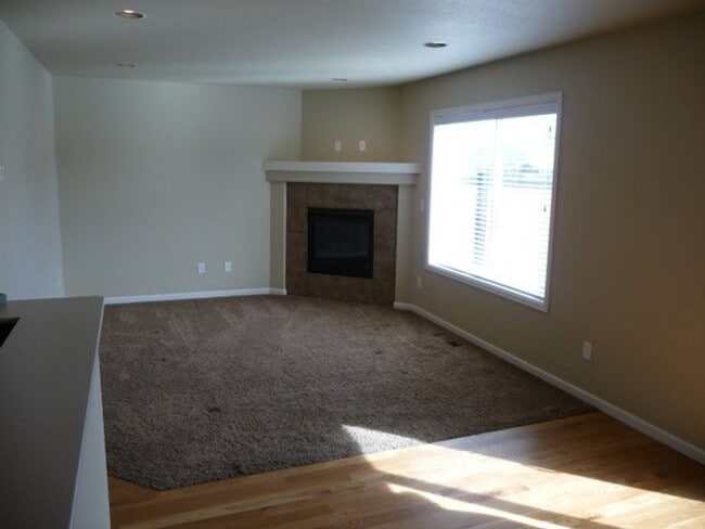 Building Photo - NW Bend 3 Bed/2.5 Bath Villa - Schaeffer D...