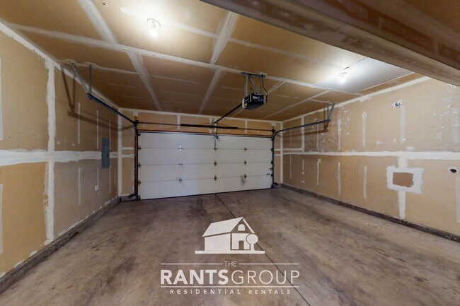 Building Photo - Great Location! Easy JBLM Commute!