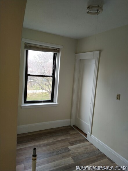 Building Photo - 349 Pleasant St