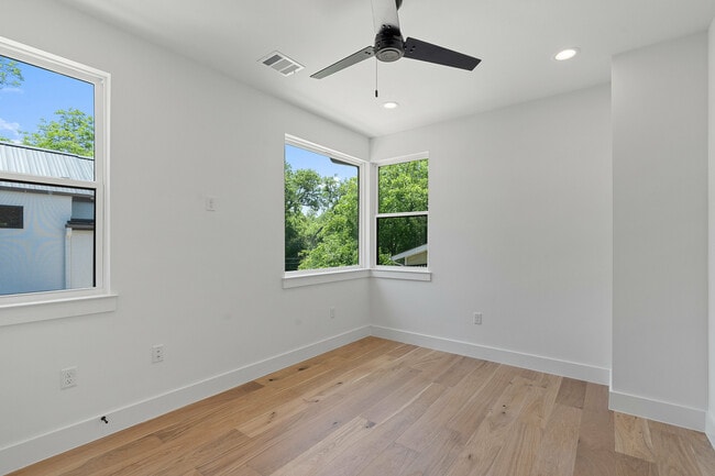 Building Photo - 909 Payne Ave