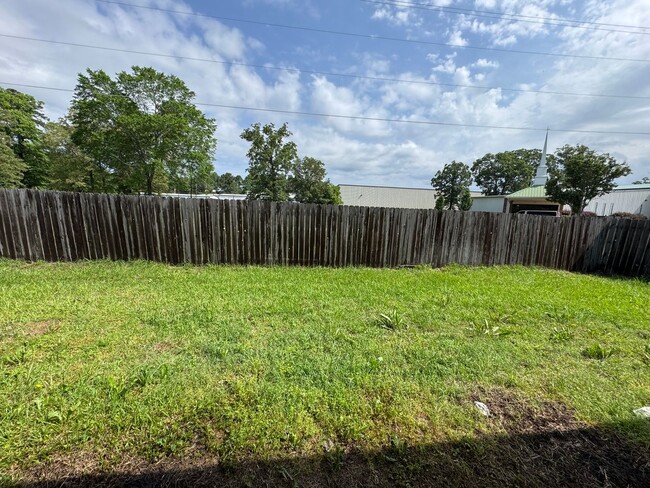 Building Photo - Gorgeous 3 Bedroom Home