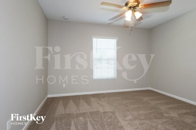 Building Photo - 1992 SW Sunglow St