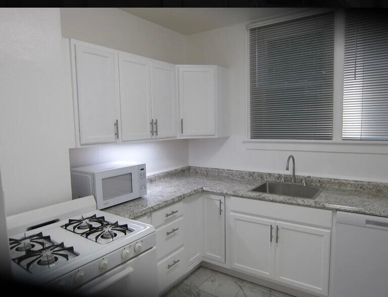 Building Photo - 2840 Dwight Ave