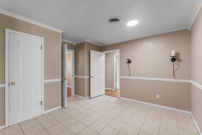 Building Photo - 807 Temple Dr