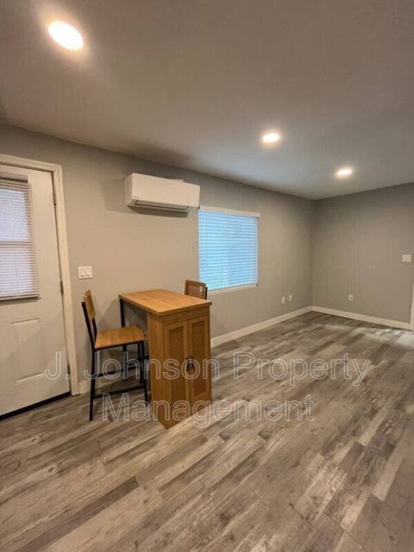 Building Photo - 320 W Whittier Ave