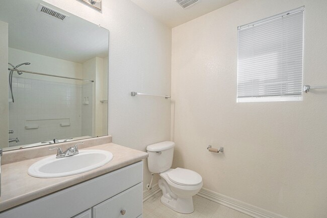 Building Photo - AVAILABLE NOW!  Close to the Airport?? and...