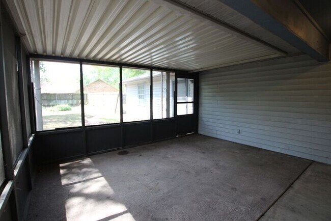 Building Photo - Beautiful 3 Bed 2 Bath Home in Tyler's Azalea District