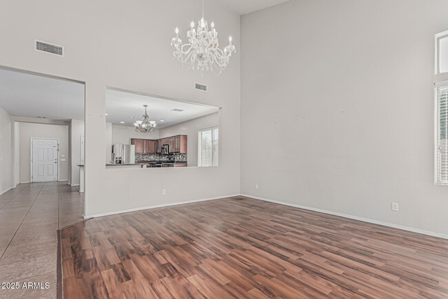 Building Photo - 1242 E Strawberry Dr