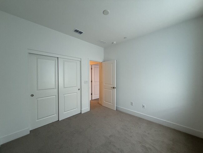 Building Photo - 64 E Frost Dr