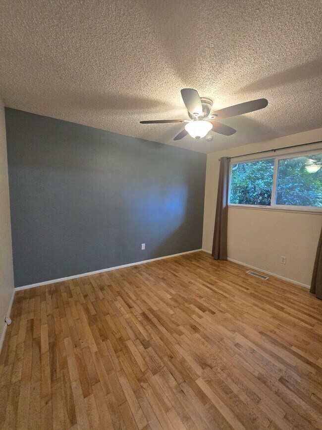 Building Photo - Beautiful 3 bedroom on large lot.