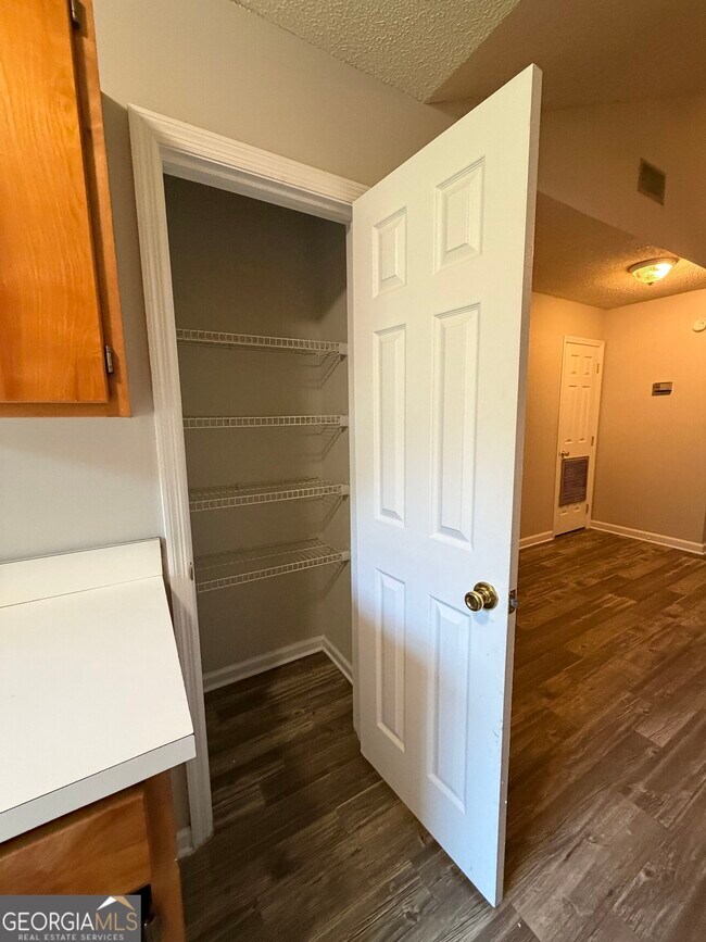 Building Photo - 302 Admiral's Walk Dr