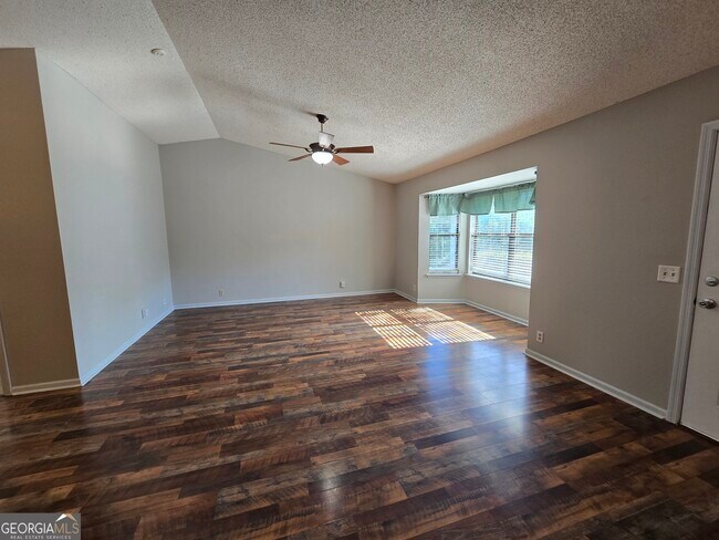 Building Photo - 425 Sunnyside Dr