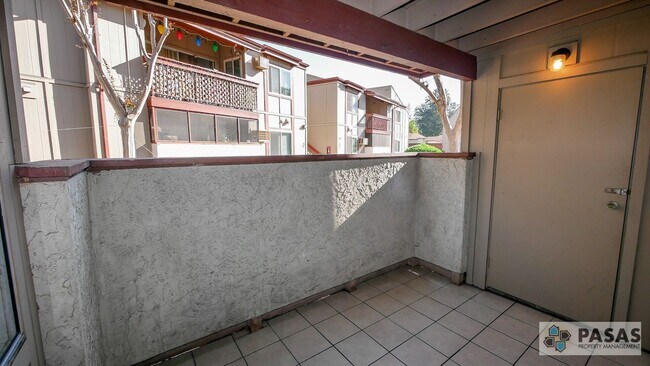 Building Photo - 1st Floor Remodeled Condo