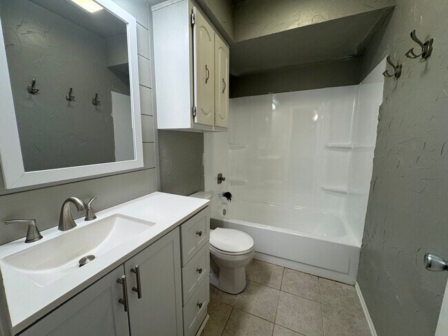 Building Photo - Cute 3 bed 2 bath in Broken Arrow