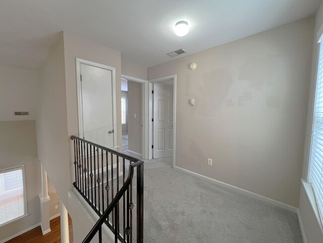 Building Photo - 1342 Island Pl E
