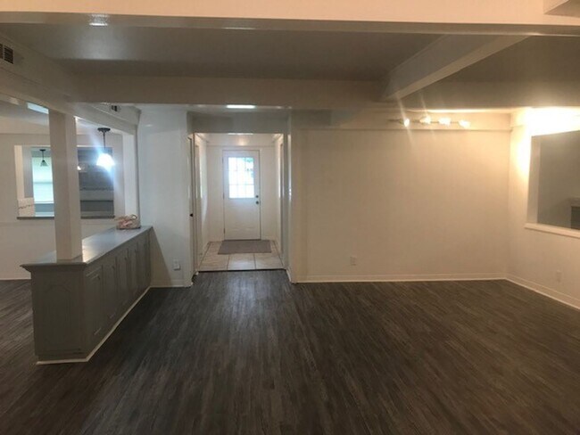 Building Photo - RECENTLY REMODELED BIG 4 BEDROOM 2 BATH LE...