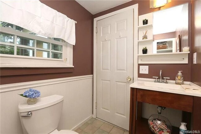 Building Photo - 12 Mamanasco Rd